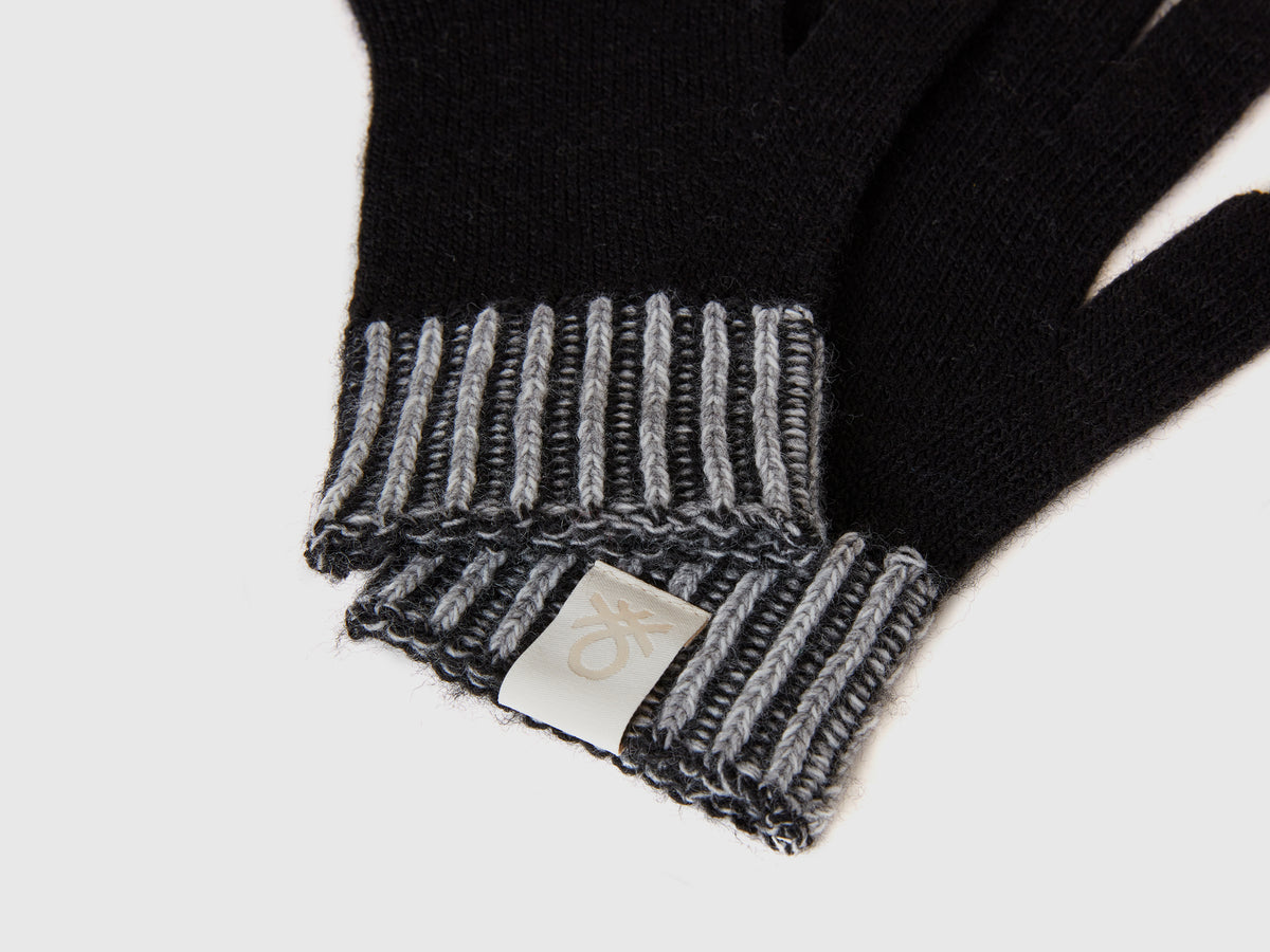 Knitted gloves