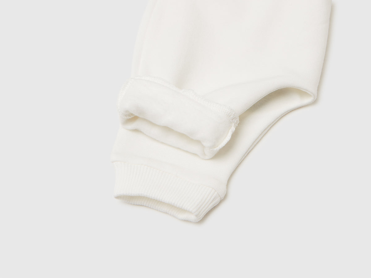 Pantaloni in calda felpa con taschino