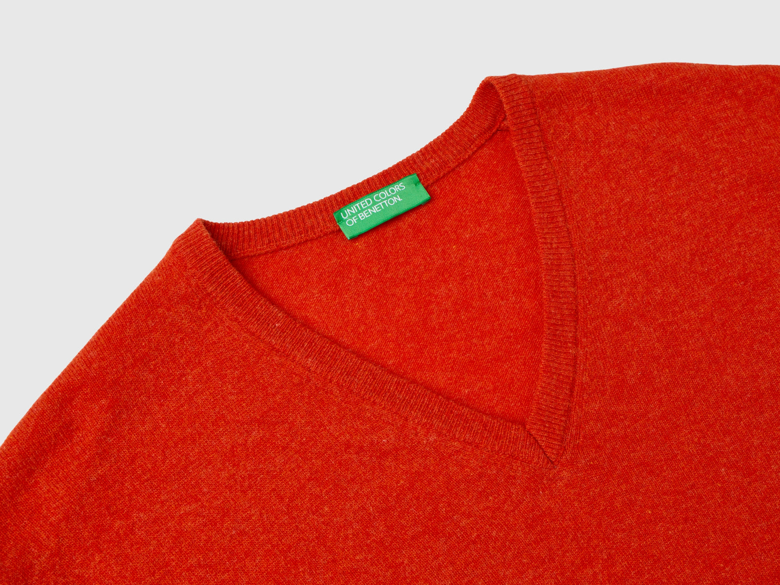 Maglia scollo a V mélange in pura lana Merino da uomo arancione 3 | Benetton Outlet