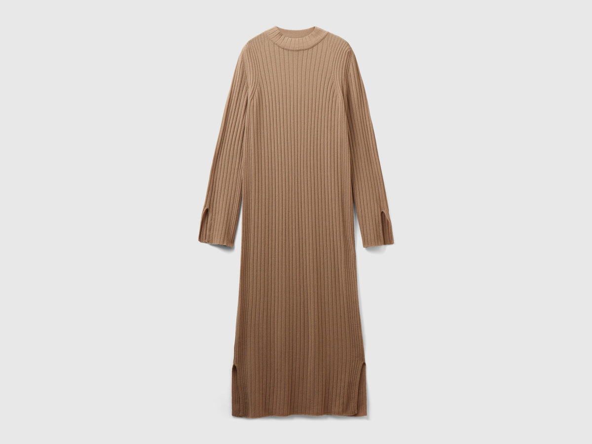 Vestito in maglia con spacchi