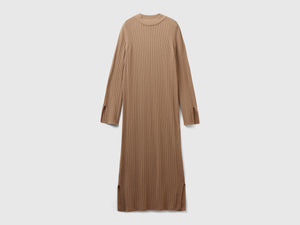 Vestito in maglia con spacchi