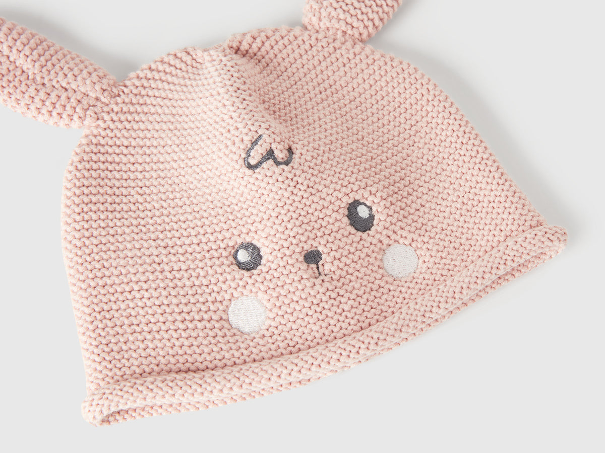 Cappellino crochet con applicazioni