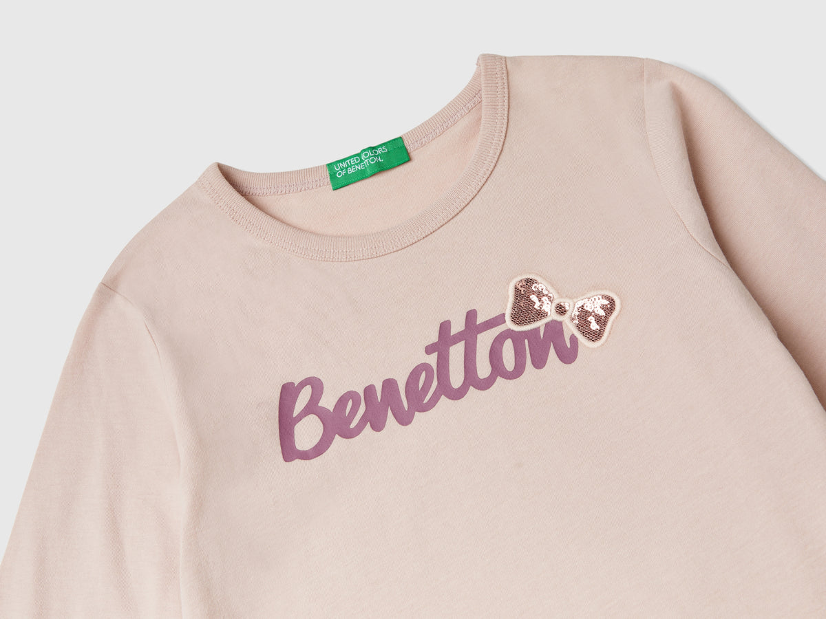 T-shirt con stampa e paillettes