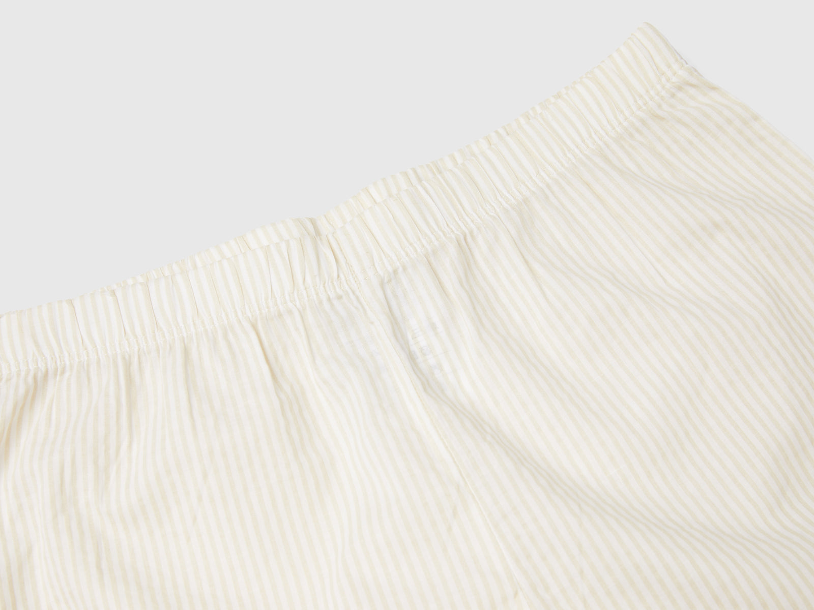 Pigiama con shorts a righe da bambino bianco 2 | Benetton Outlet