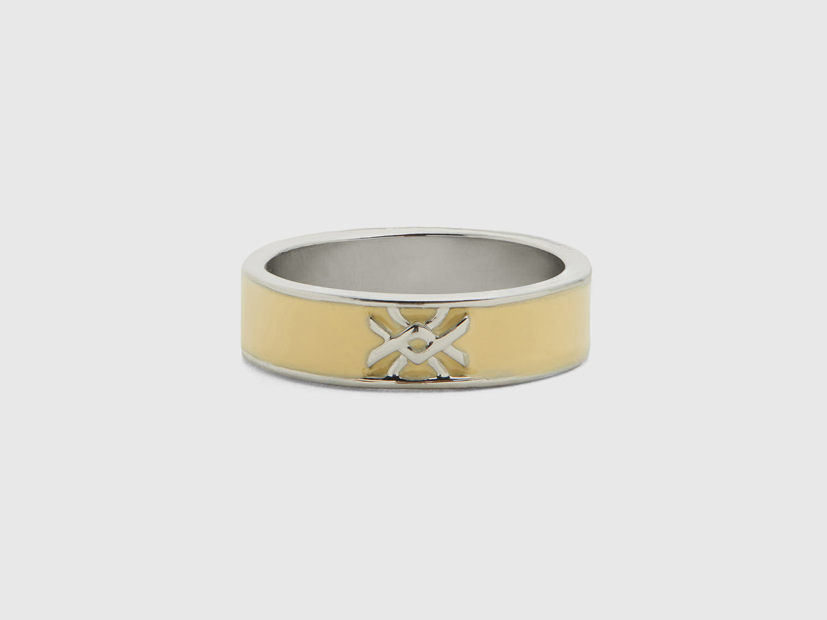 Anello a fascia chiaro con logo