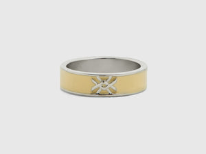 Anello a fascia chiaro con logo