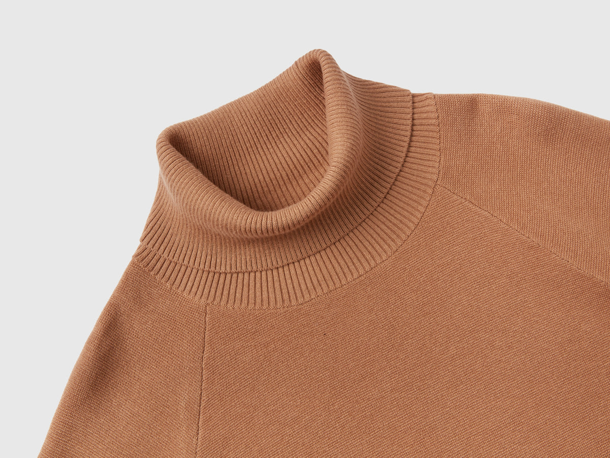 Abito in maglia con collo alto