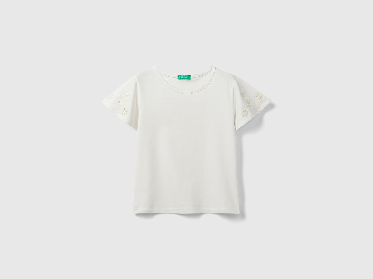 T-shirt con ricami floreali