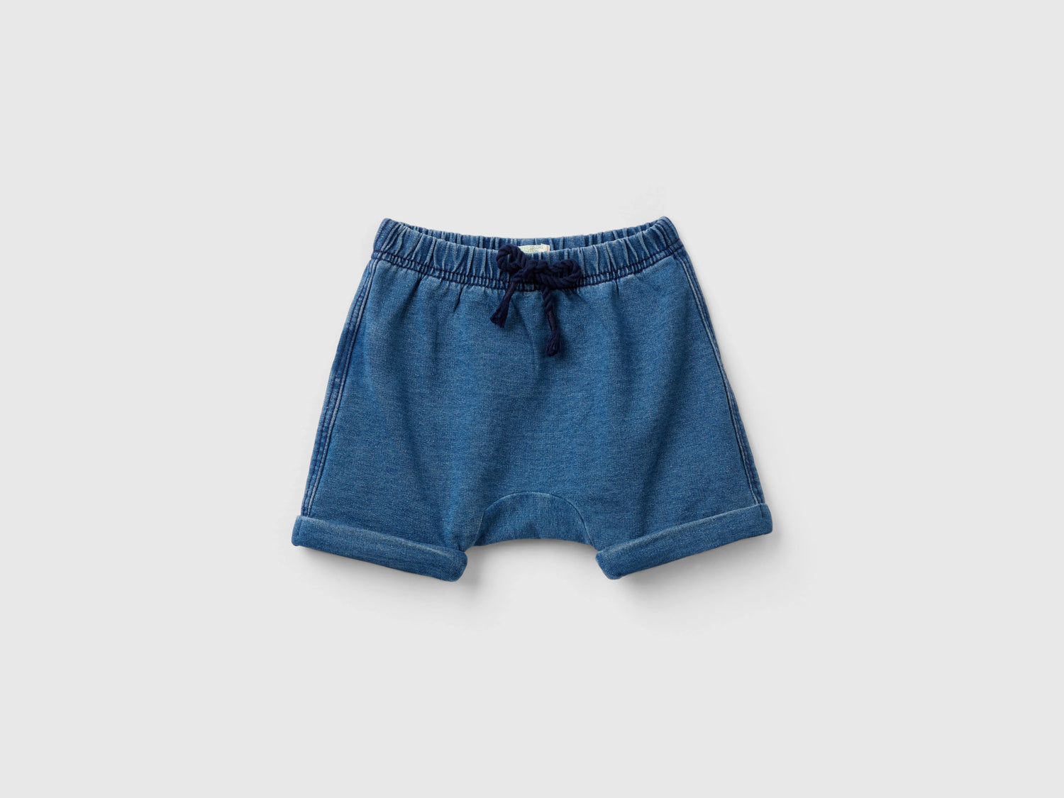 Shorts con patch in felpa effetto denim da neonato blu | Benetton Outlet