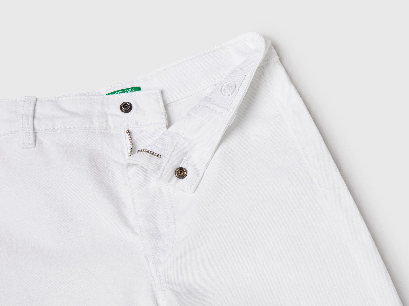 Pantaloni lunghi a vita alta in cotone elasticizzato da bambina bianco 3 | Benetton Outlet