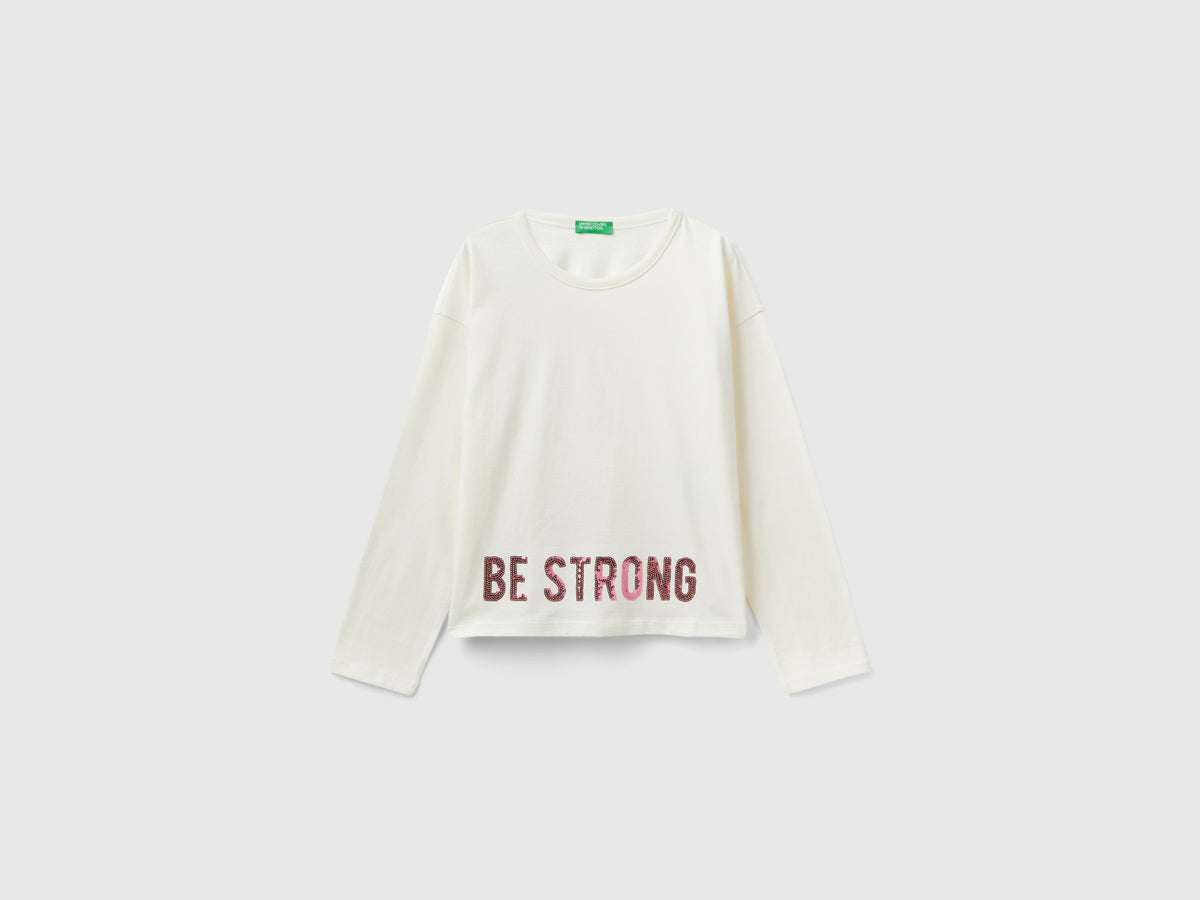 T-shirt con stampa e paillettes
