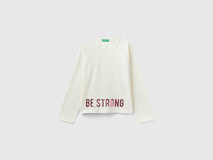T-shirt con stampa e paillettes