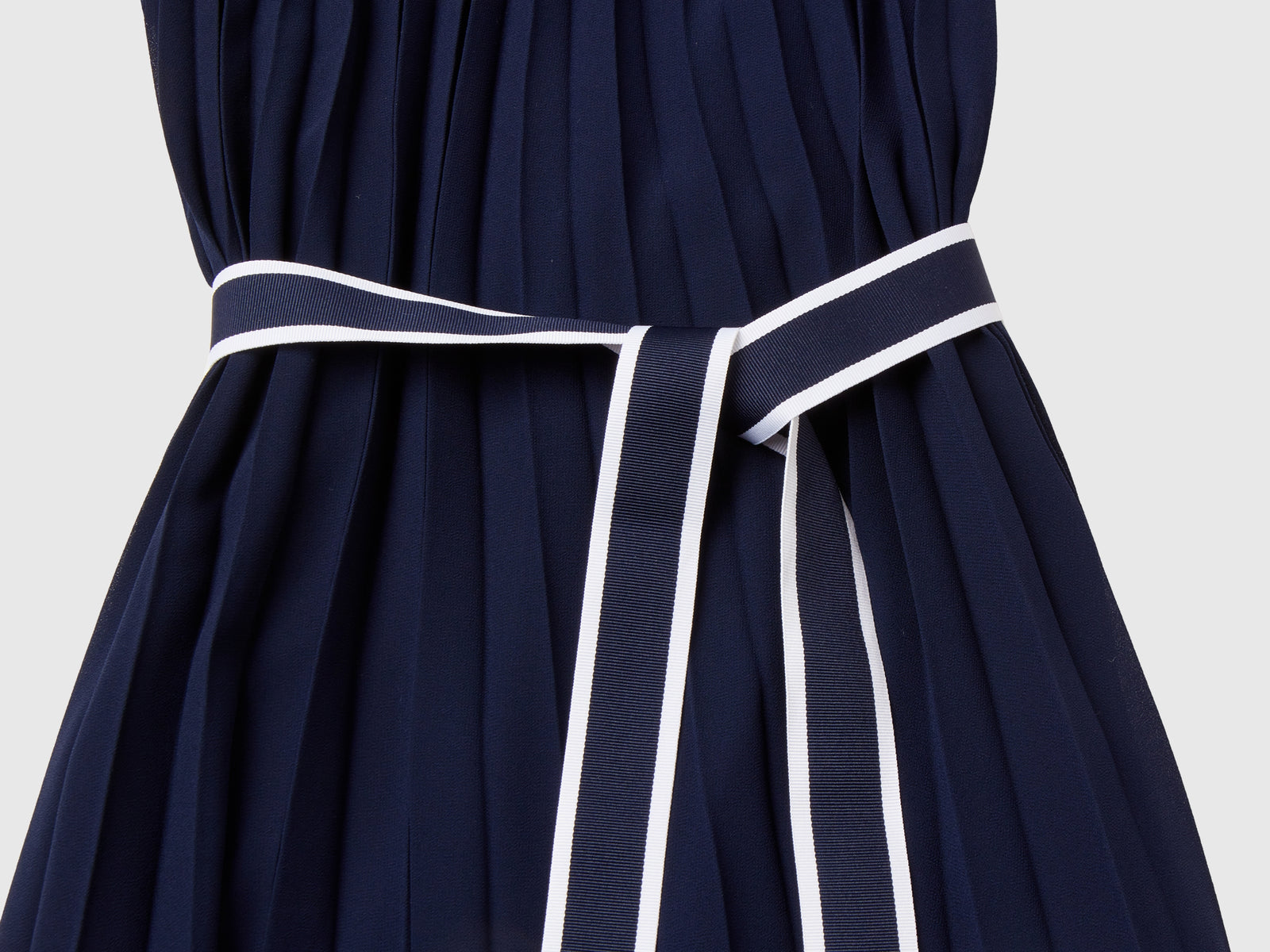 Vestito plissettato con cintura da bambina blu scuro 3 | Benetton Outlet