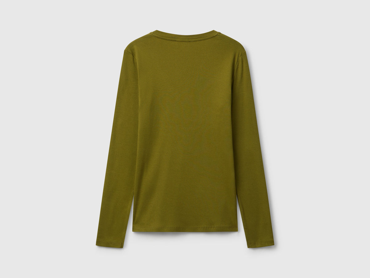 T-shirt  verde con scollo a V