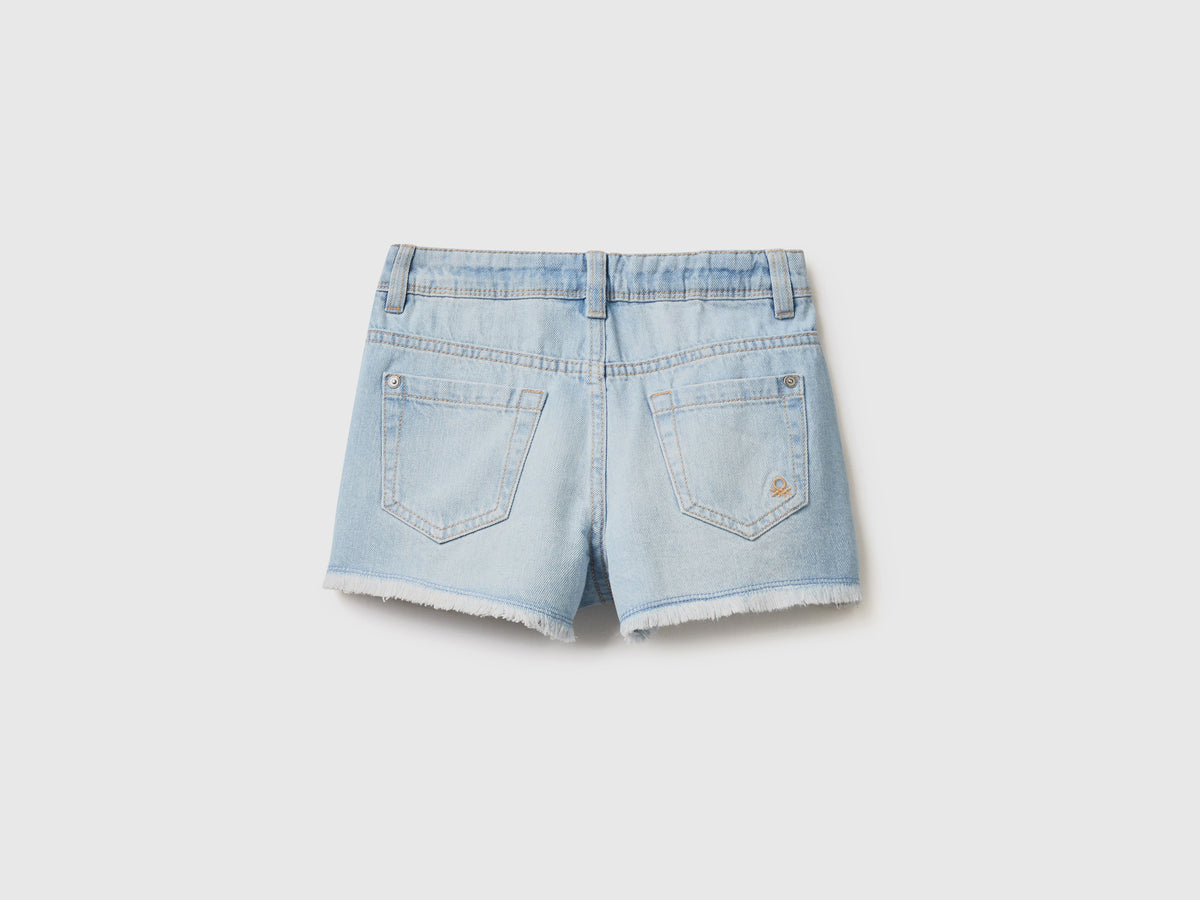 Shorts di jeans sfrangiati