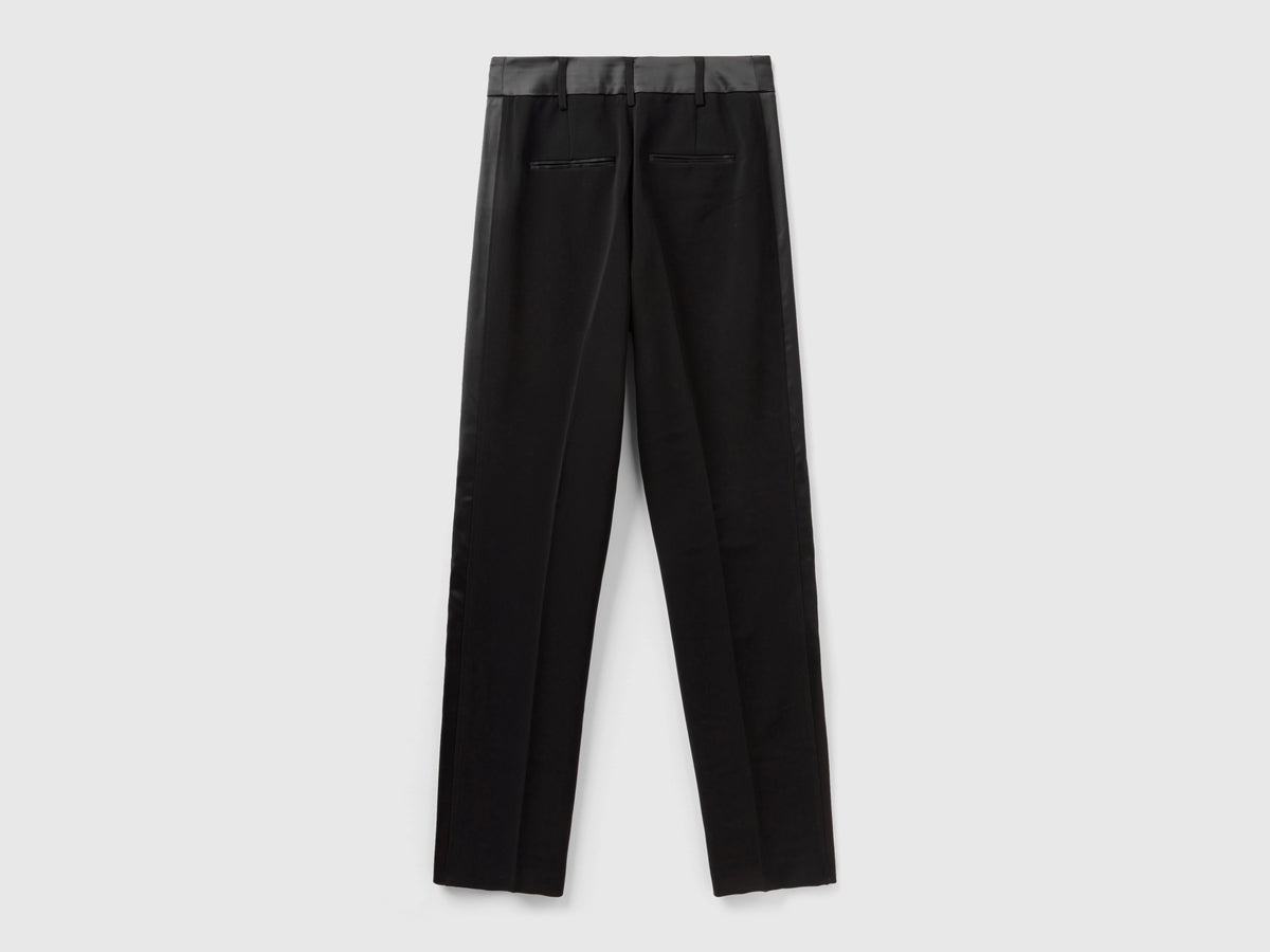 Pantaloni con dettagli in raso