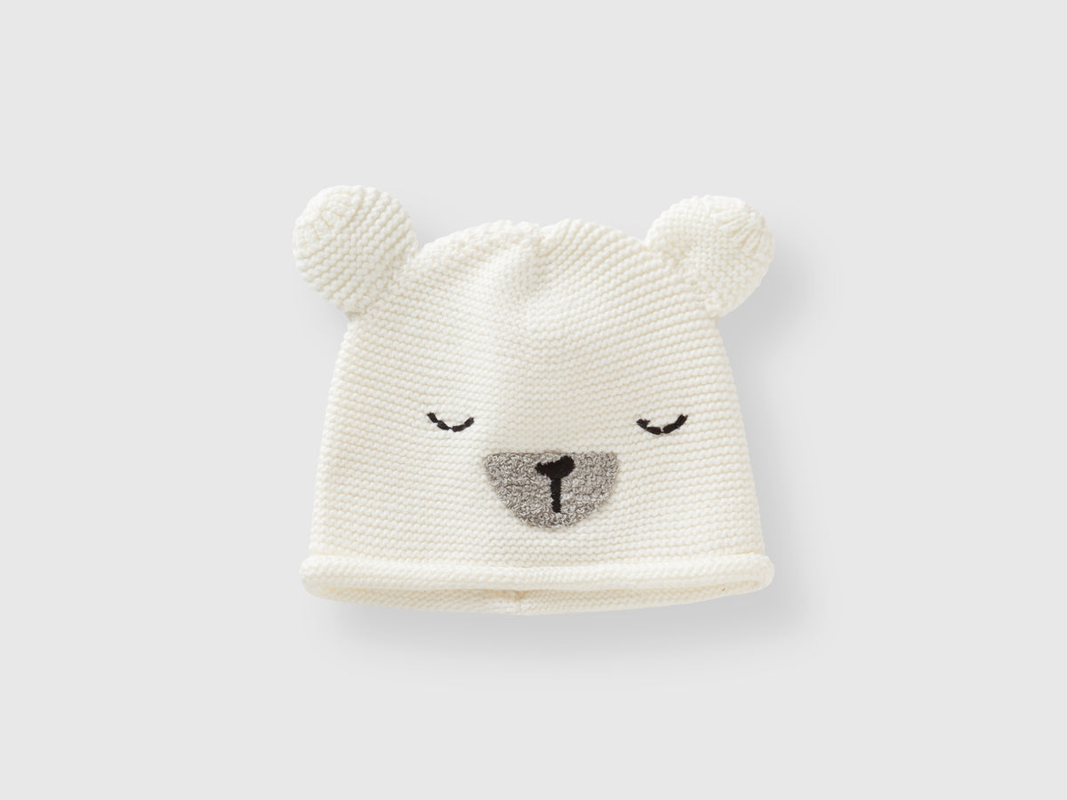 Cappellino crochet con applicazioni