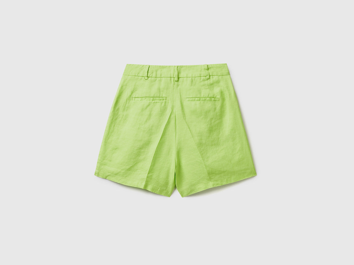 Pantaloni corti con lunghezza a metà coscia e piega frontale