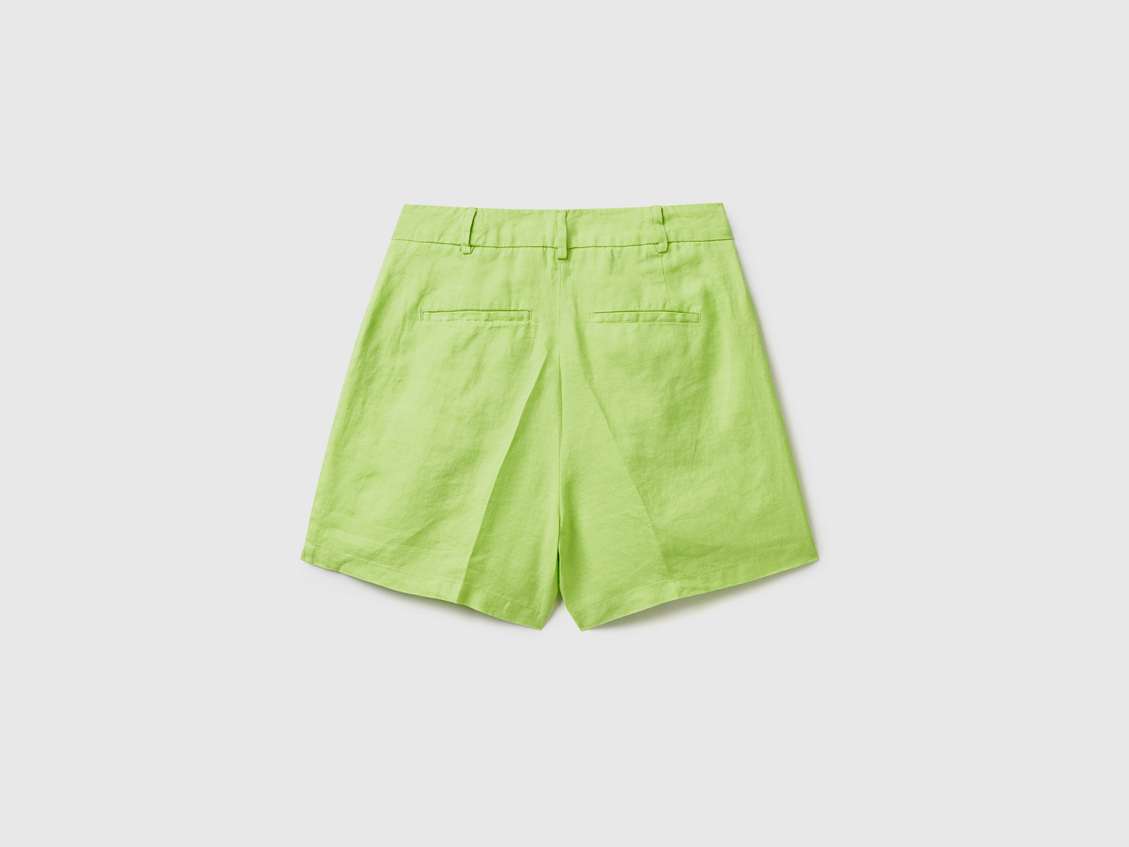 Pantaloni corti con lunghezza a metà coscia e piega frontale da donna verde chiaro 2 | Benetton Outlet