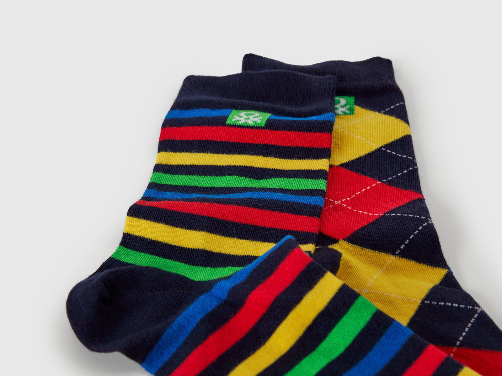 Due paia di calzini alti fantasia da uomo multi-color 2 | Benetton Outlet