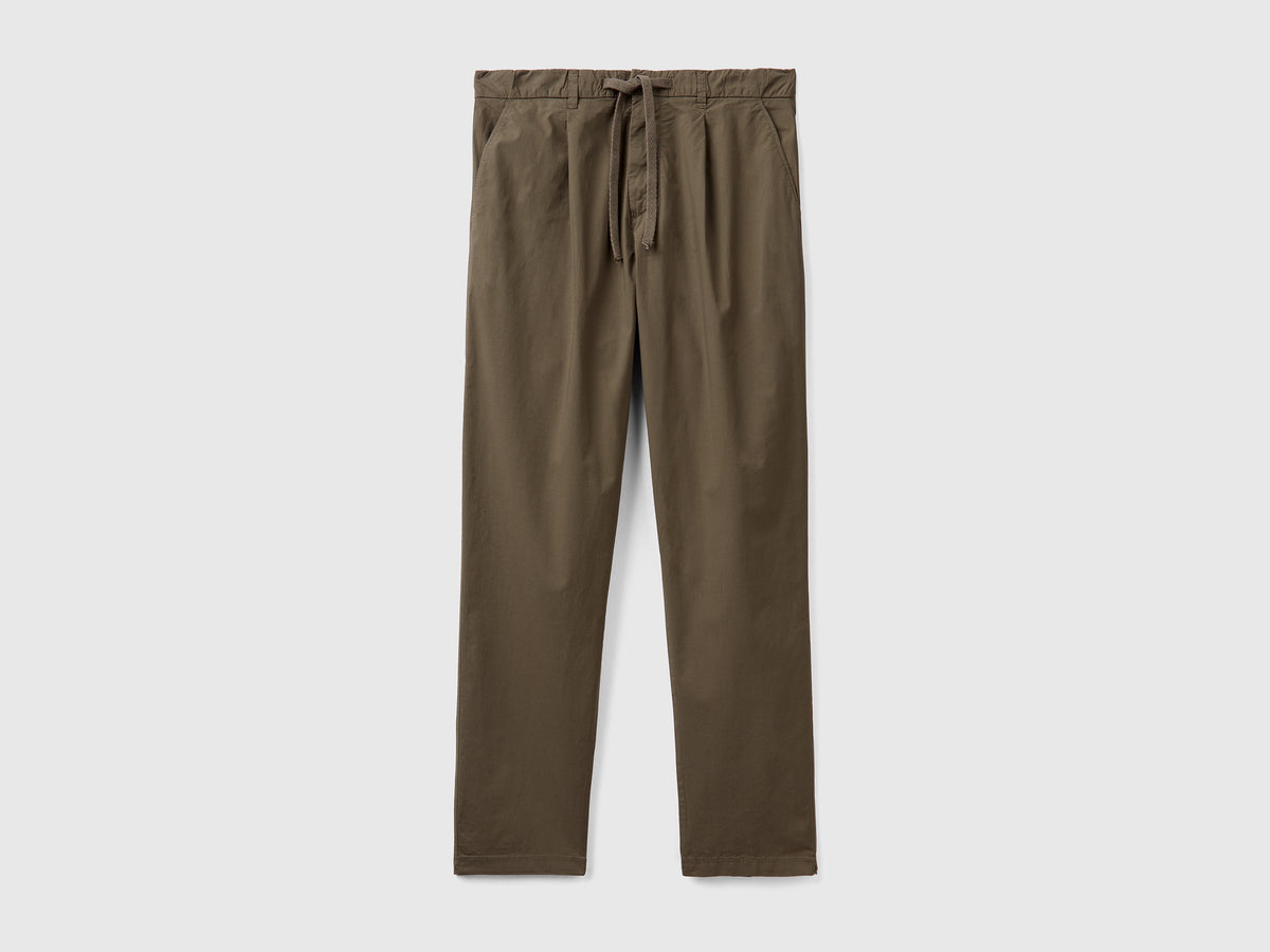 Pantaloni lunghi modello chino in cotone elasticizzato con pinces