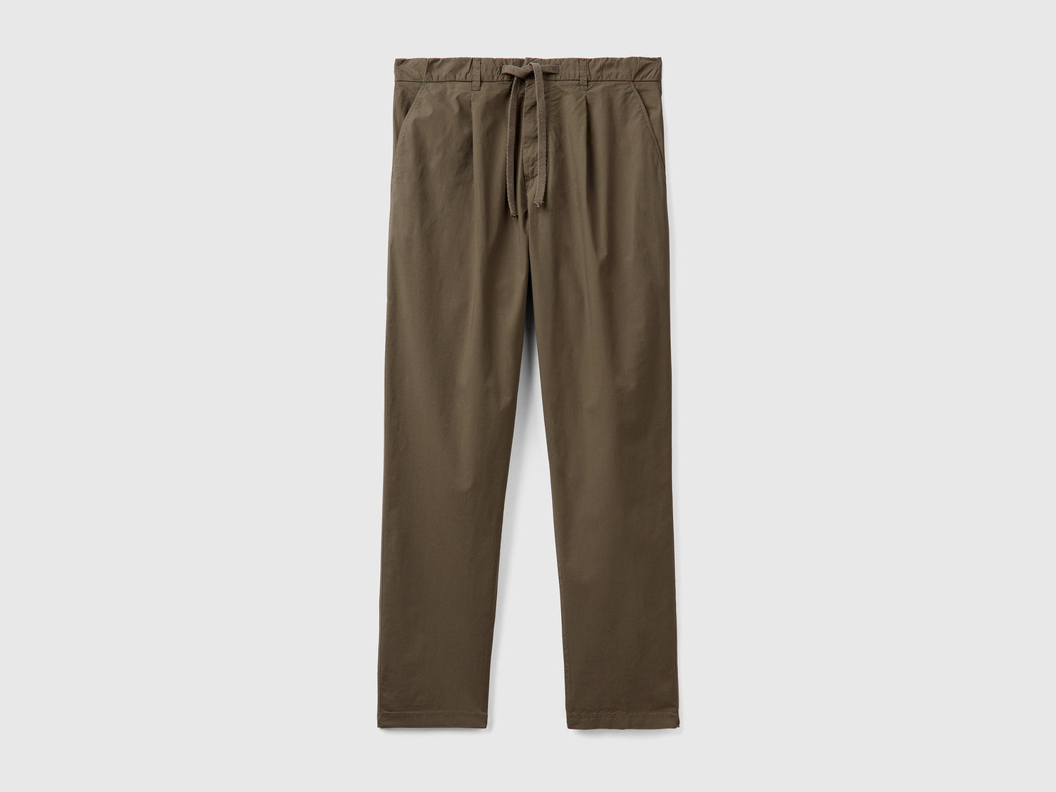 Pantaloni lunghi modello chino in cotone elasticizzato con pinces da uomo verde militare | Benetton Outlet