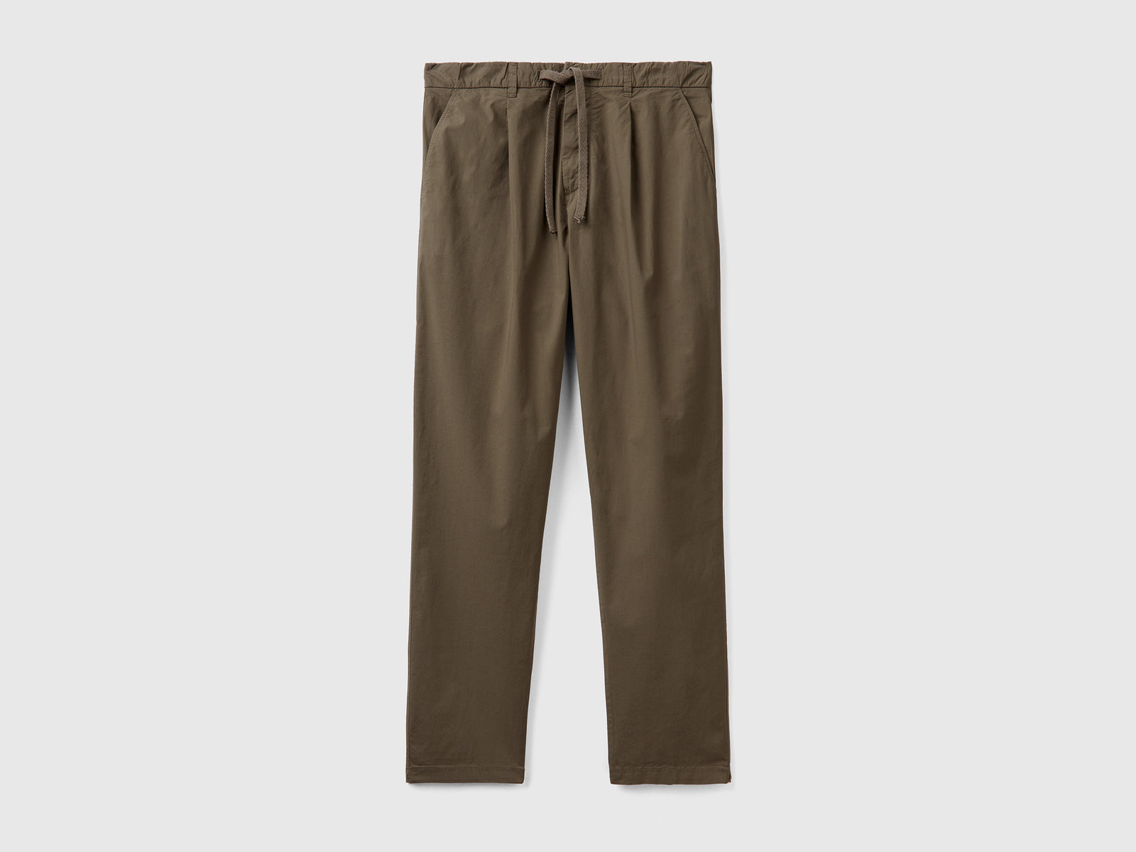 Pantaloni lunghi modello chino in cotone elasticizzato con pinces da uomo verde militare | Benetton Outlet
