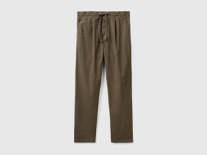 Pantaloni lunghi modello chino in cotone elasticizzato con pinces