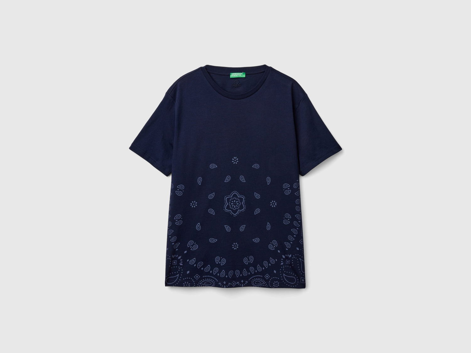 Maglietta con stampa bandana da uomo blu scuro | Benetton Outlet