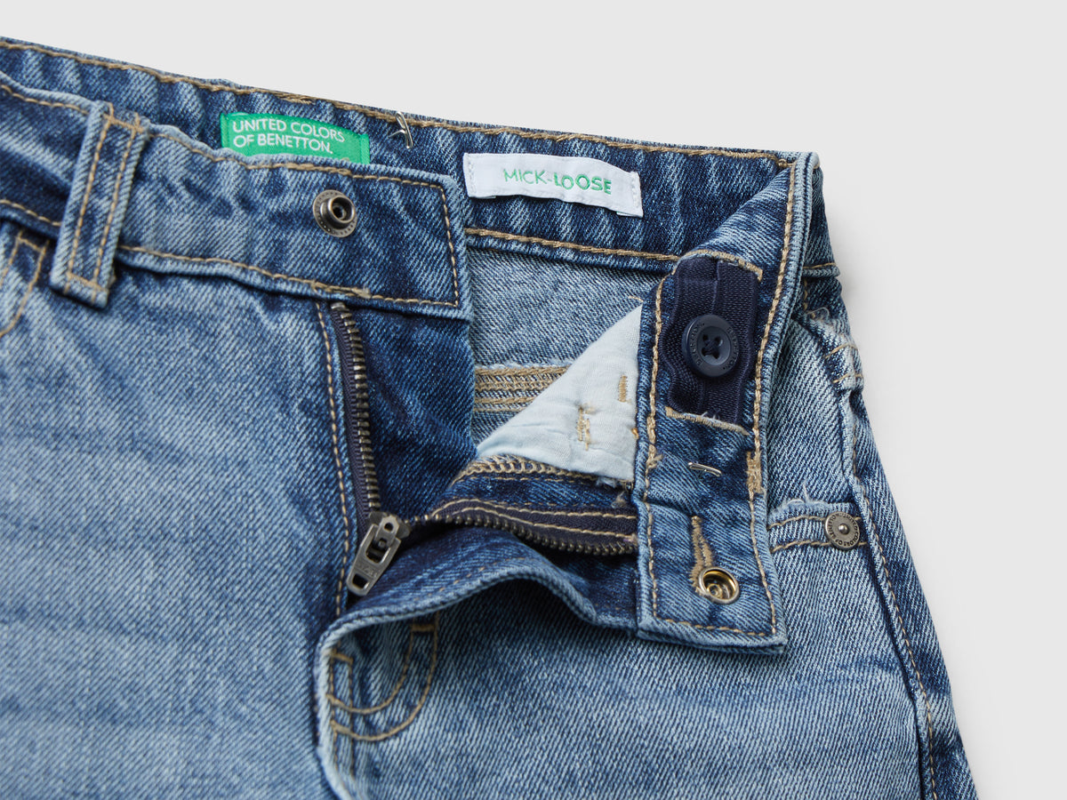 Jeans loose fit con risvolto