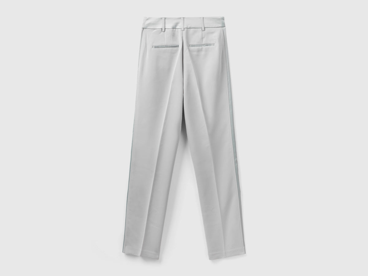 Pantaloni con dettagli in raso
