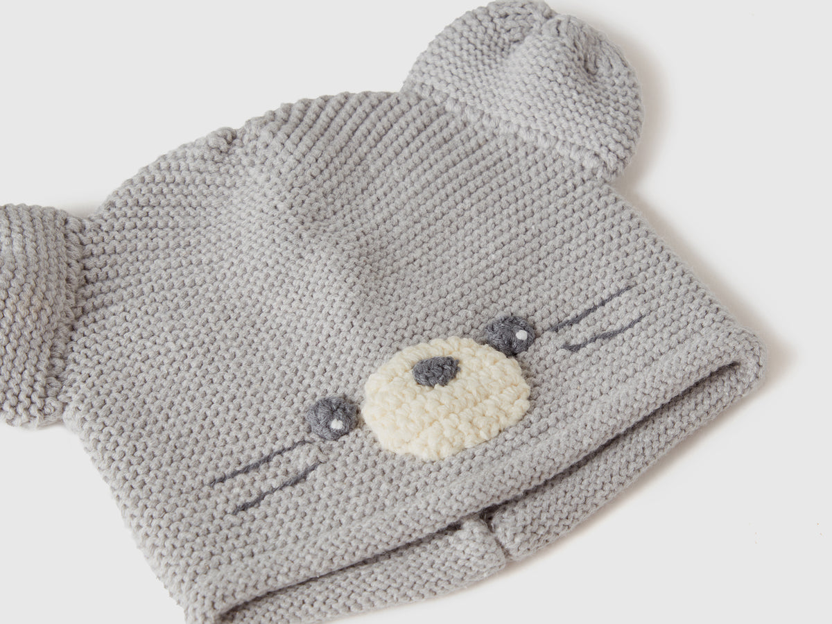Cappellino crochet con applicazioni