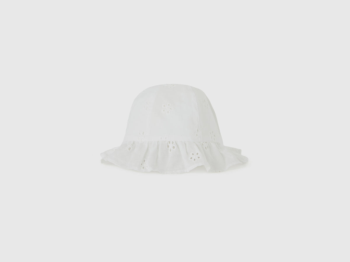 Cappellino con ricami sangallo