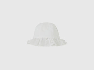 Cappellino con ricami sangallo