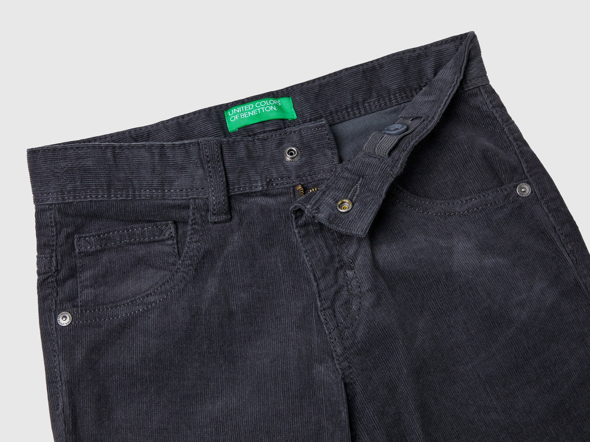 Pantaloni slim fit in velluto stretch