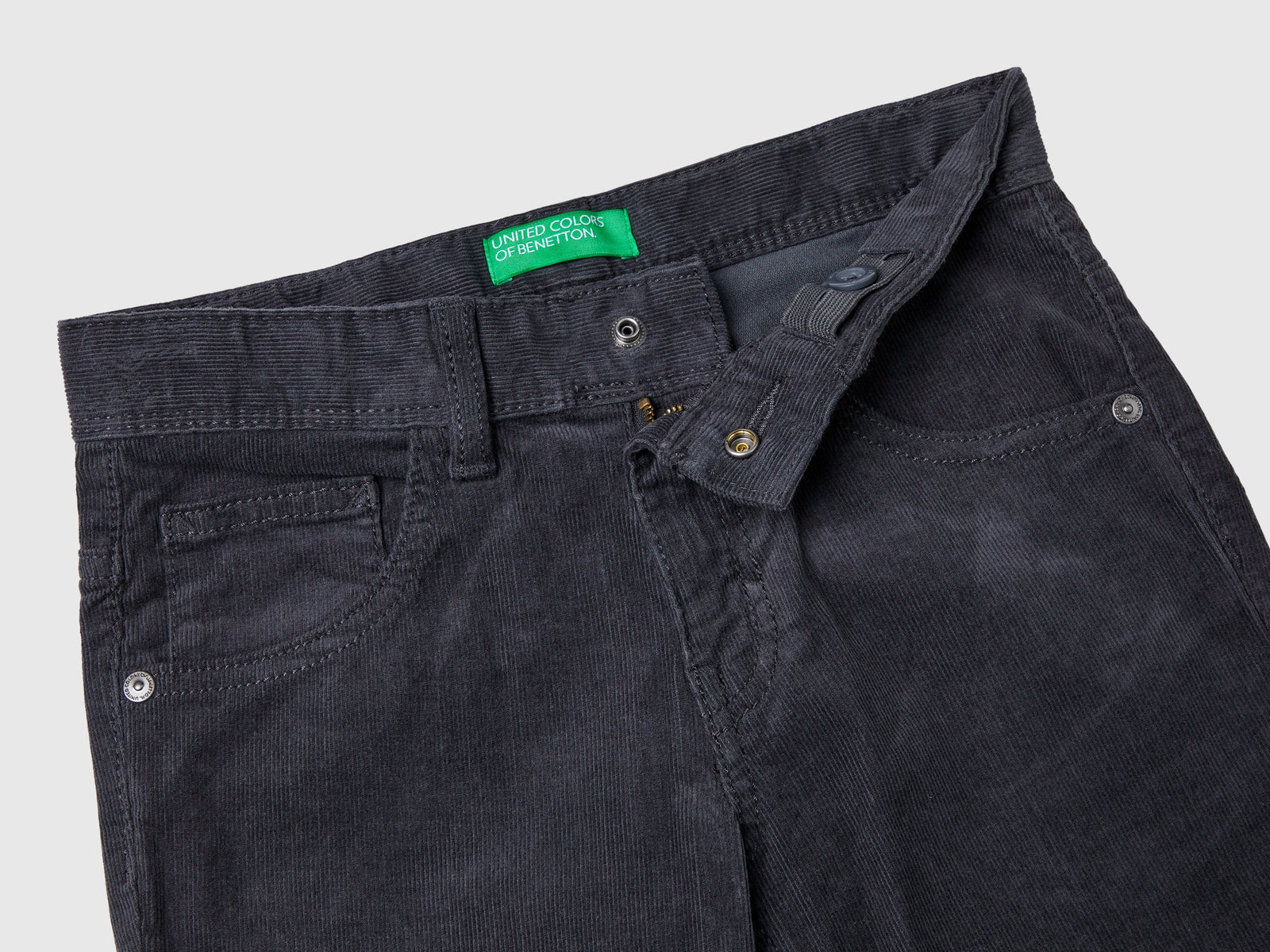 Pantaloni slim fit in velluto stretch da bambino grigio scuro 3 | Benetton Outlet