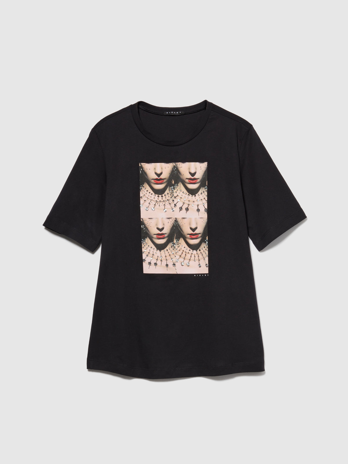 T-shirt con stampa e borchie