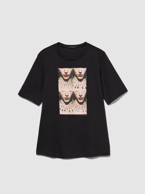 T-shirt con stampa e borchie