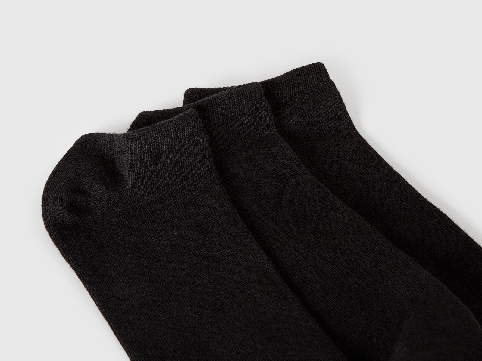 Tre paia di calzini corti da uomo nero 2 | Benetton Outlet
