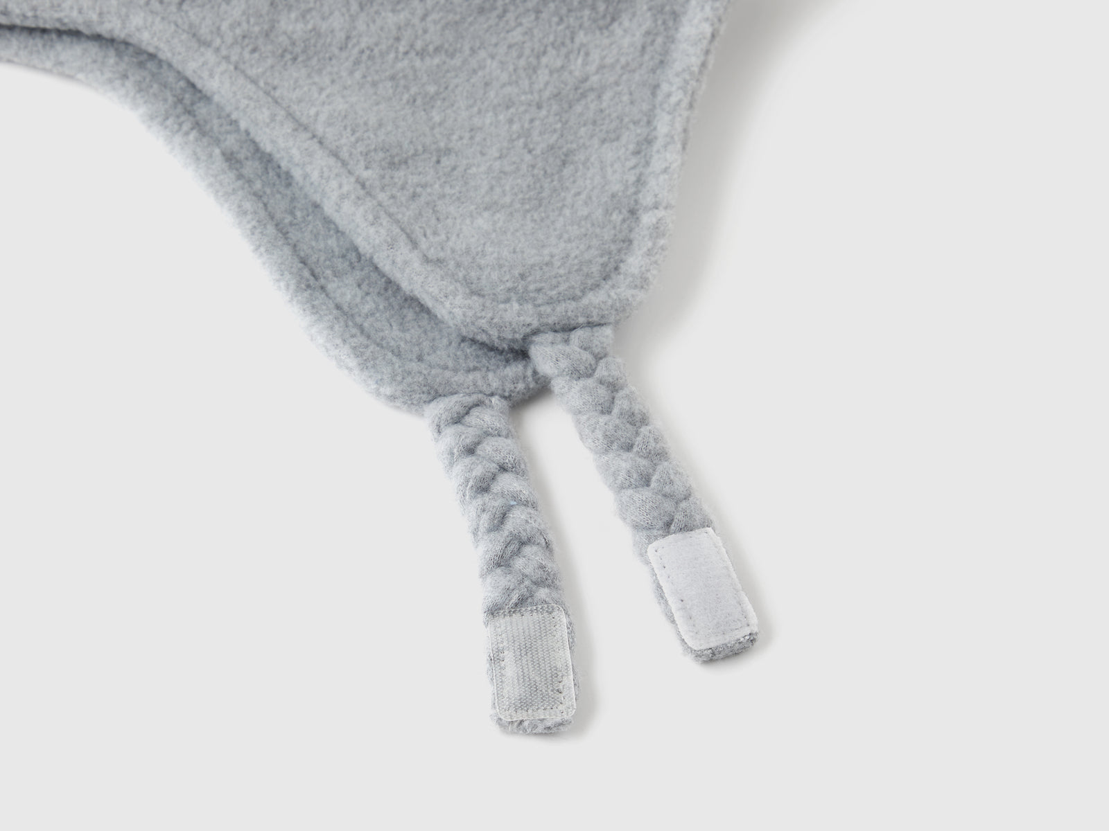 Cappello con paraorecchie e pom pom da bimbo grigio 2 | Benetton Outlet