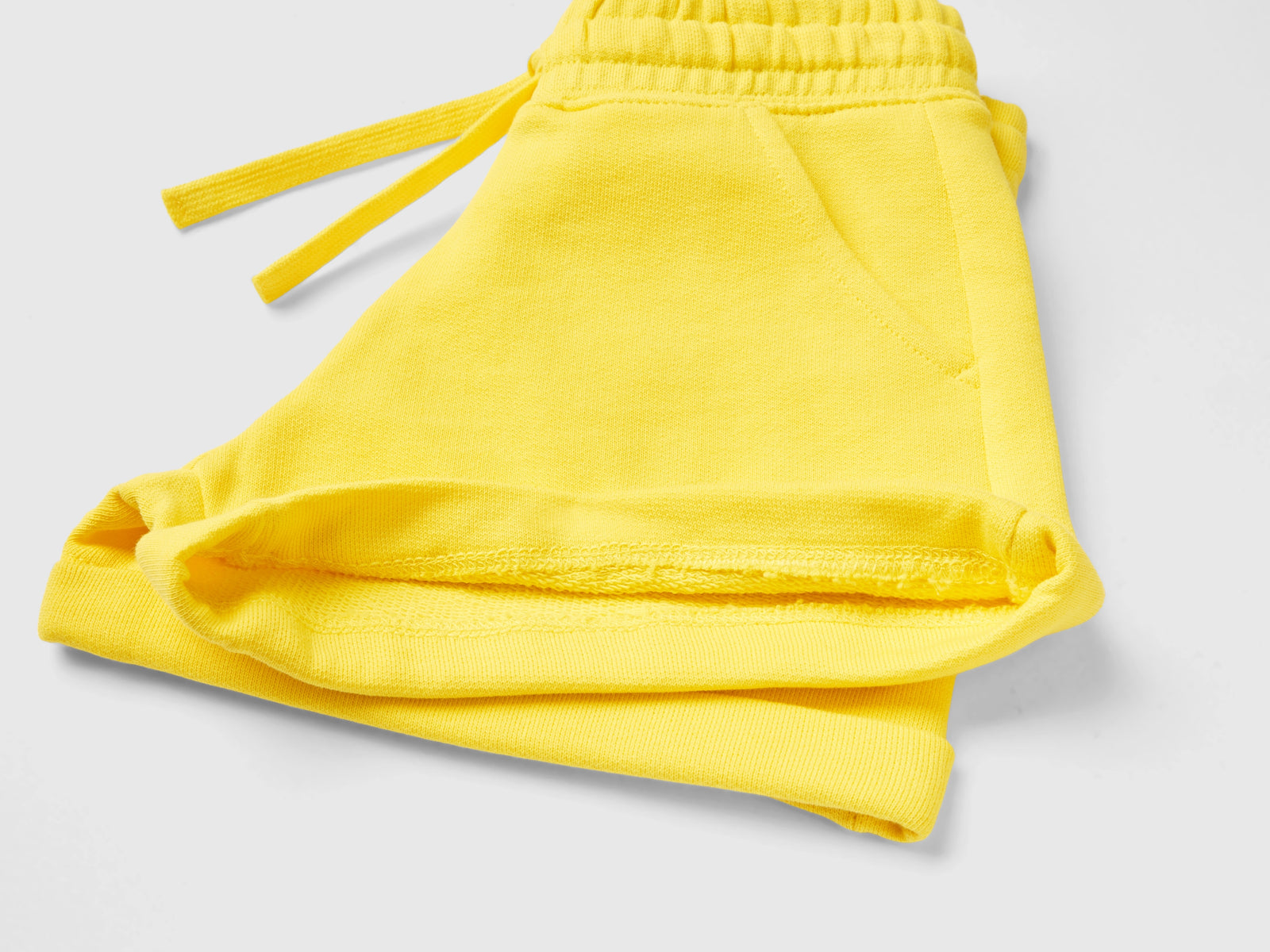 Shorts in felpa 100% cotone da bambina giallo 2 | Benetton Outlet