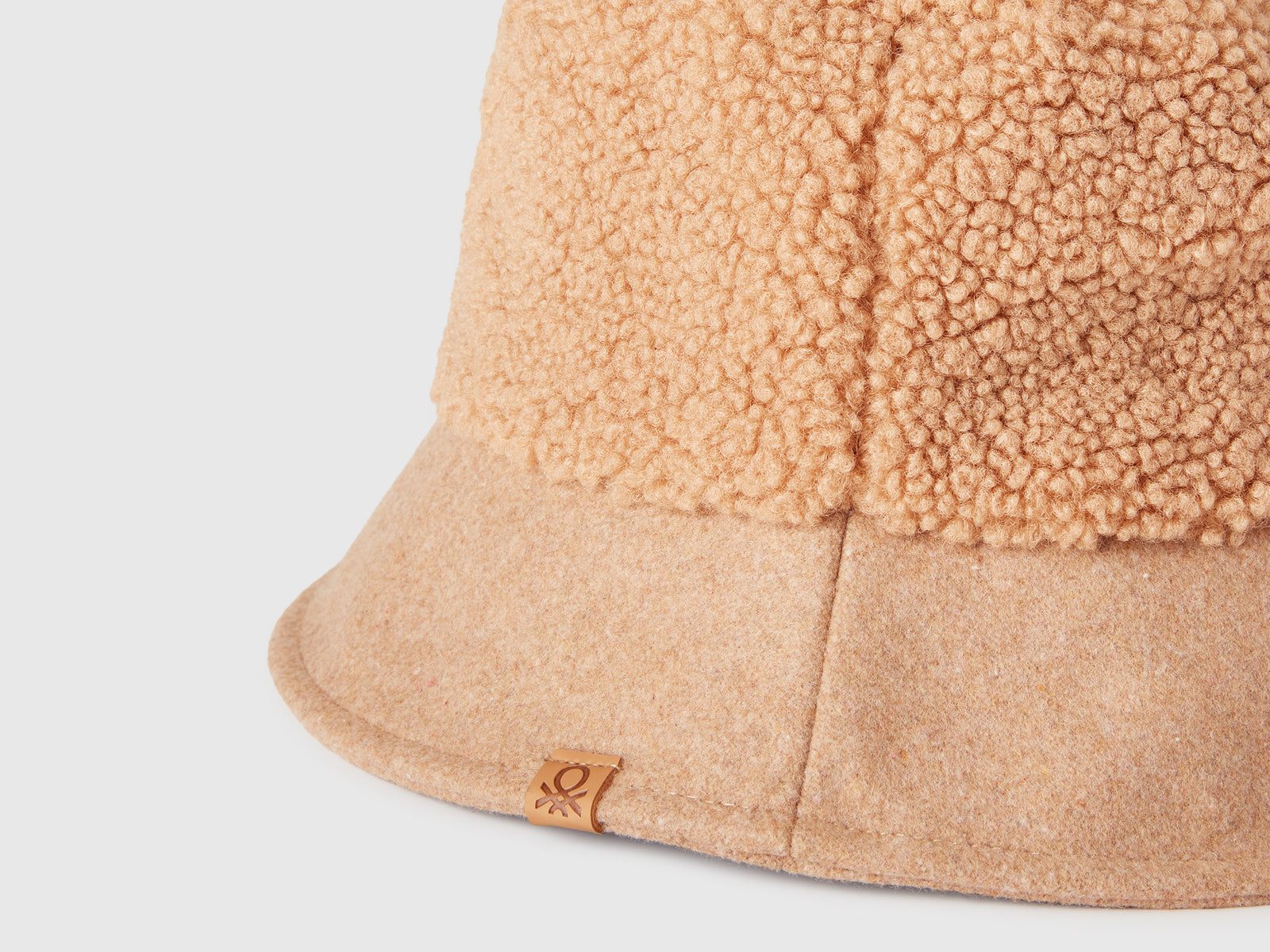 Cappello alla pescatora in pelliccia sintetica da donna cammello 3 | Benetton Outlet