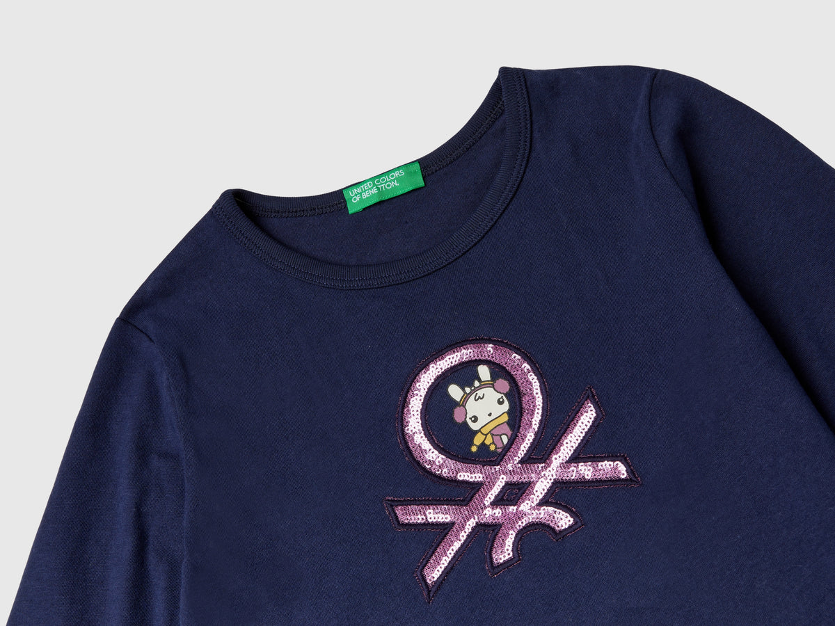 T-shirt con stampa e paillettes