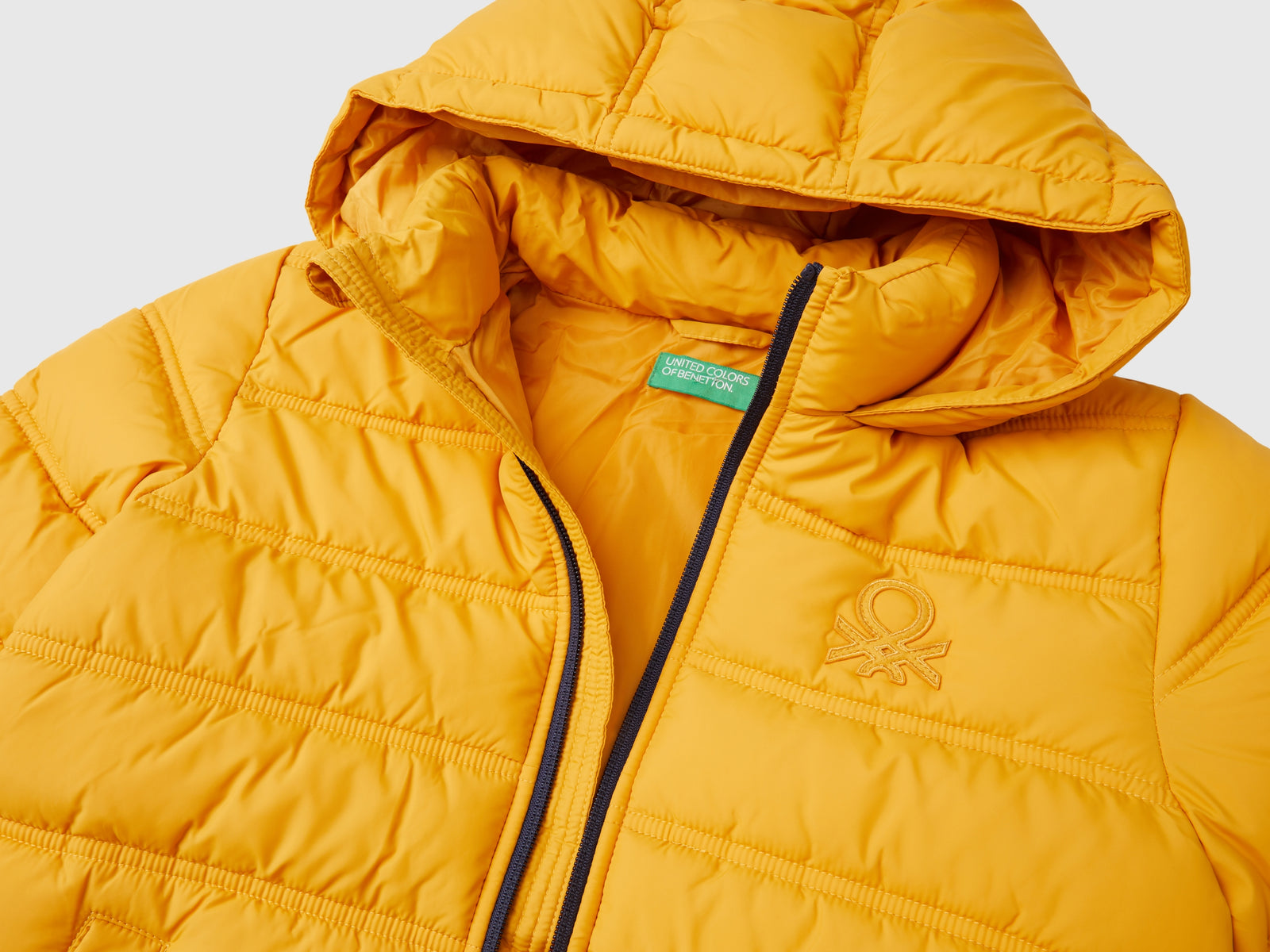 Giubbotto imbottito con cappuccio e logo da bambino senape 3 | Benetton Outlet
