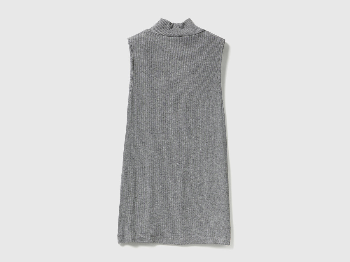 T-shirt smanicata con collo alto