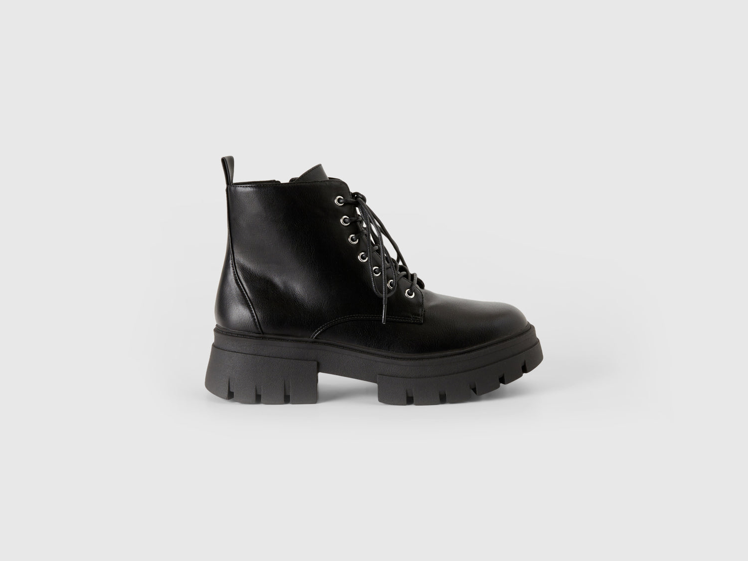 Anfibi stringati da donna nero | Benetton Outlet