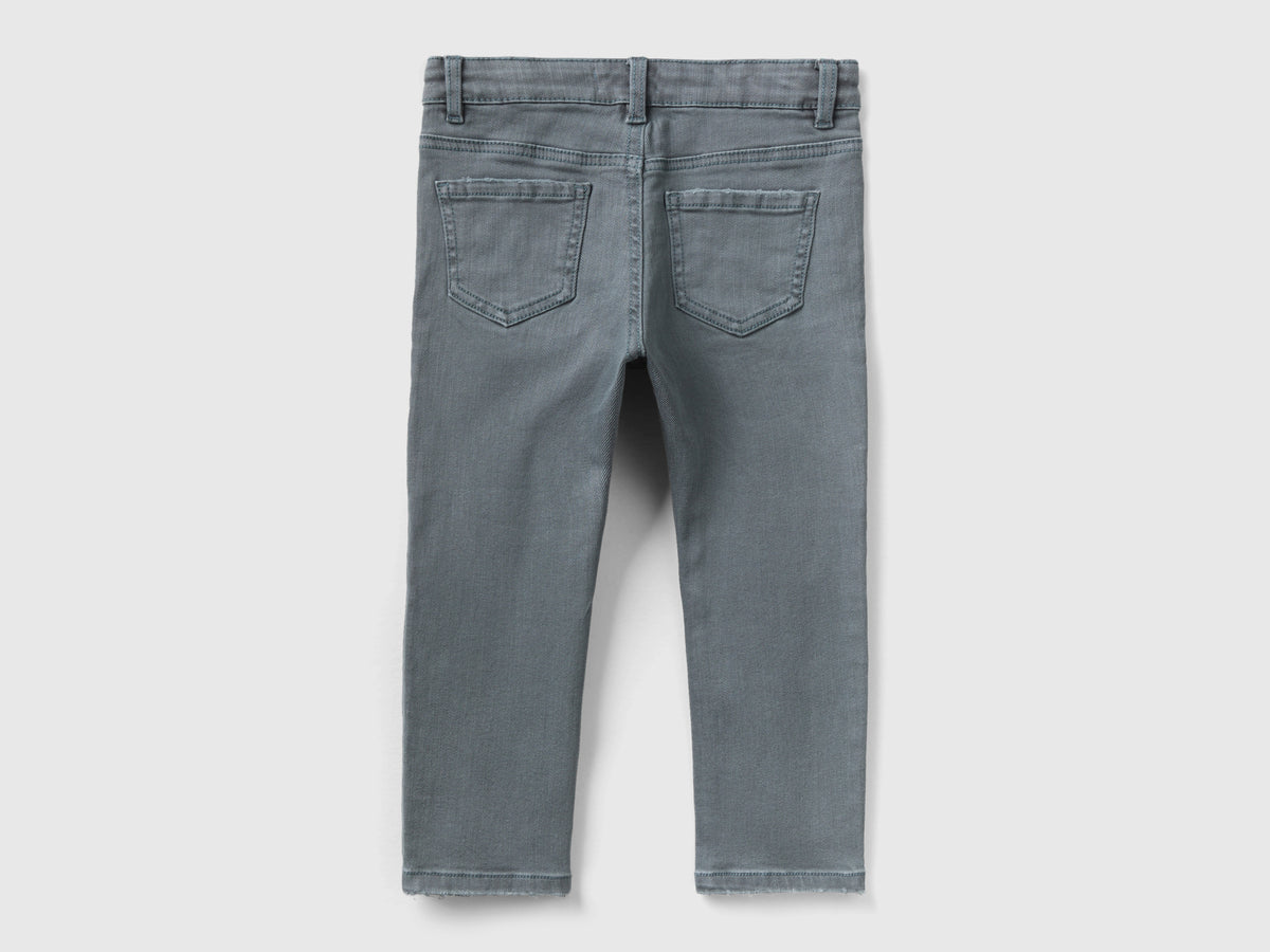 Jeans con piccole rotture