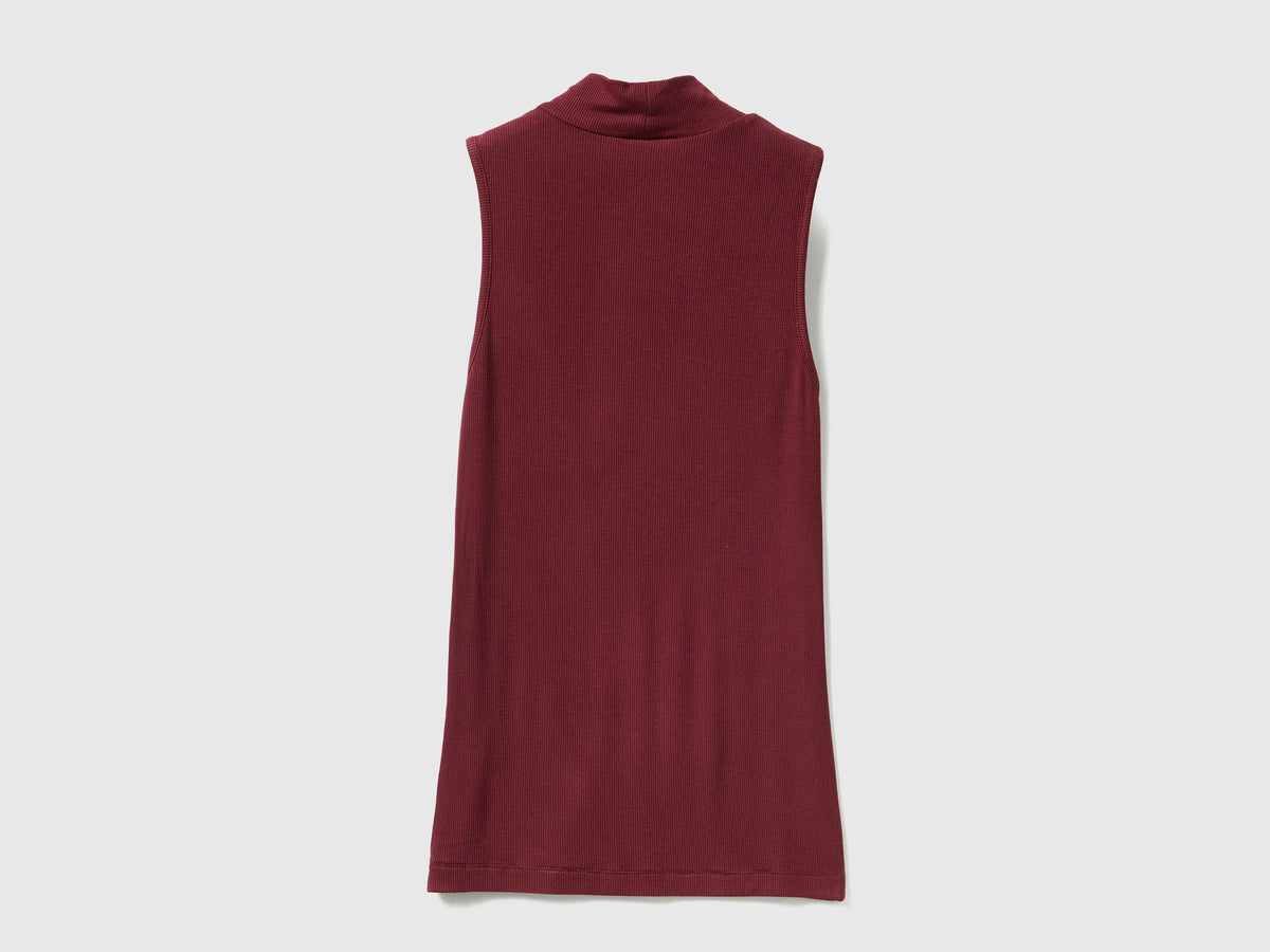 T-shirt smanicata con collo alto