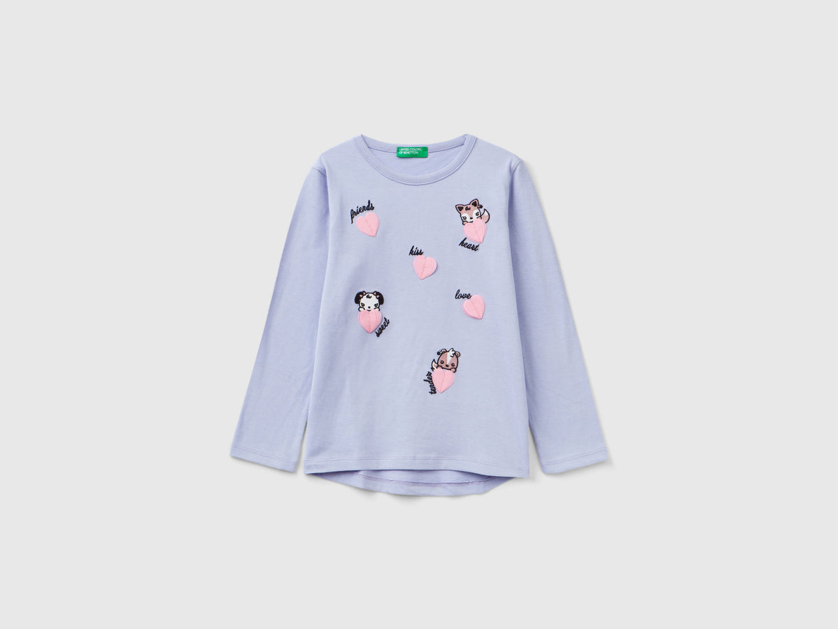 T-shirt con ricami e applicazioni