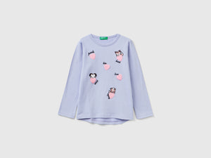 T-shirt con ricami e applicazioni